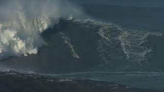 A Nazare au Portugal ils surfent des vagues de 35 mètres [upl. by Hjerpe488]